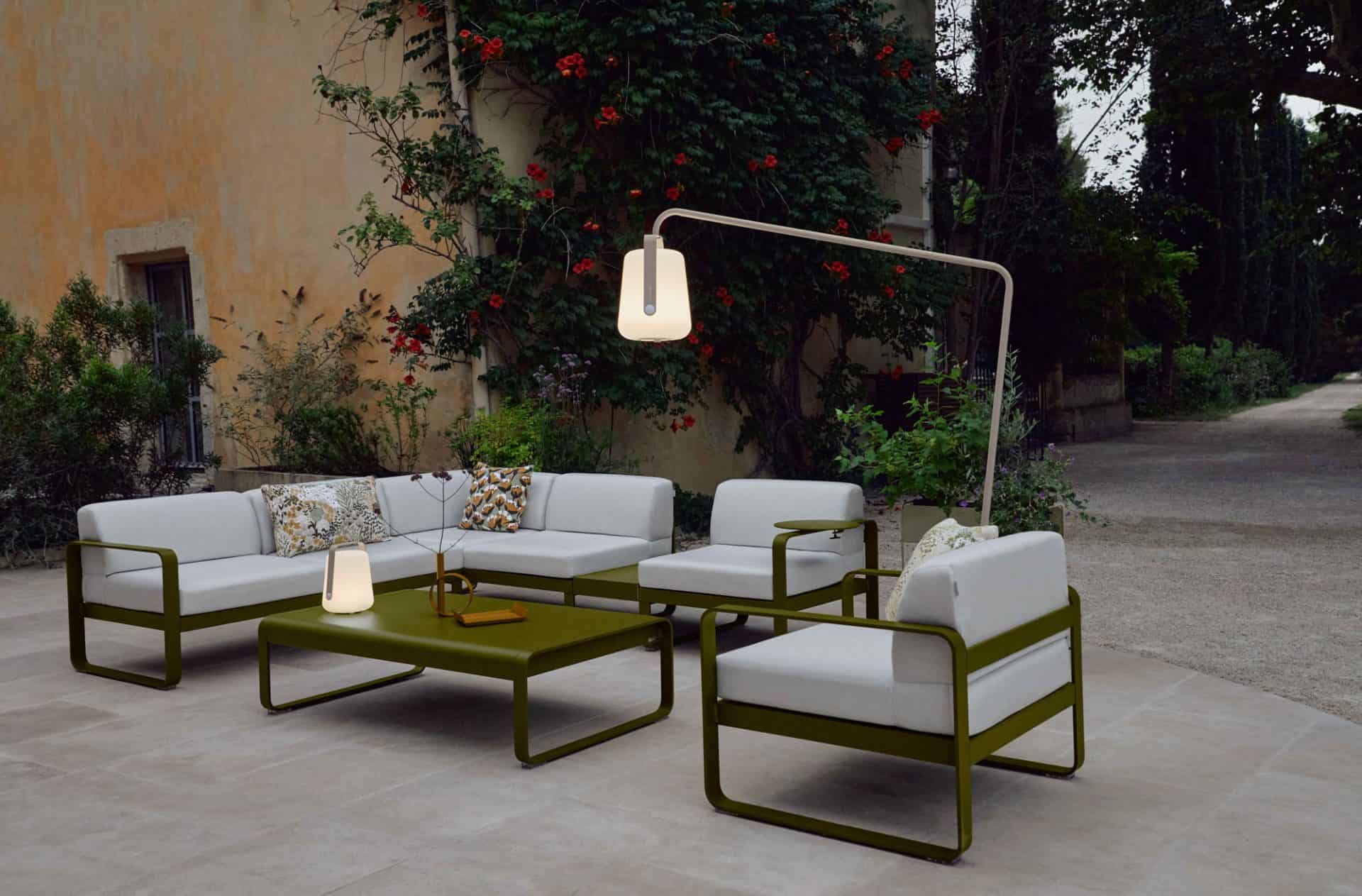 Fermob Bellevie 1-seater corner module in Pesto en Gris kleuren, gecombineerd met Balad en Alto verlichting voor een stijlvolle tuinsetting, Fermob Bellevie lounge tafel van aluminium, weerbestendig met anti-UV-coating, verkrijgbaar in diverse kleuren voor buitengebruik