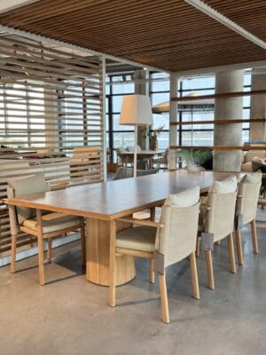 Kettal Giro eettafel met armstoelen